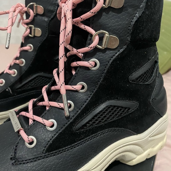 Hiking boots - Picture 3 of 5